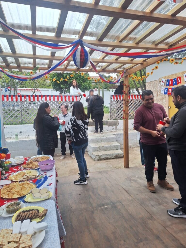 Celebración en comunidad en el patio de Crecer Autista