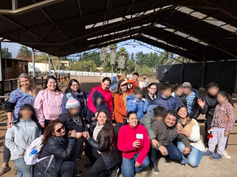 Familias, niños y equipo de Crecer Autista en una salida