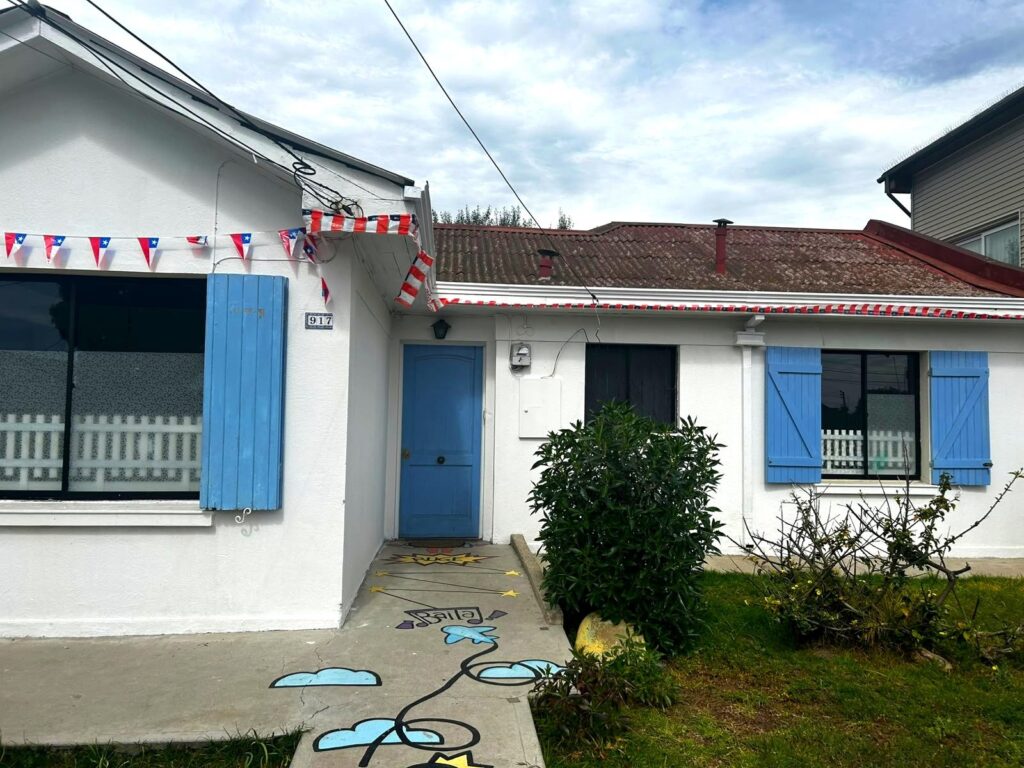 Fachada de la casa de Crecer Autista en Concón