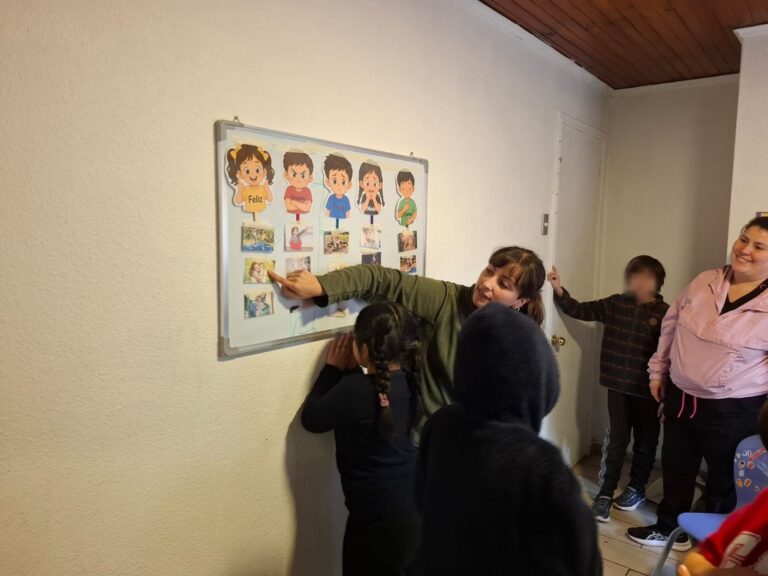 Intervención terapéutica en sala con apoyo visual de emociones