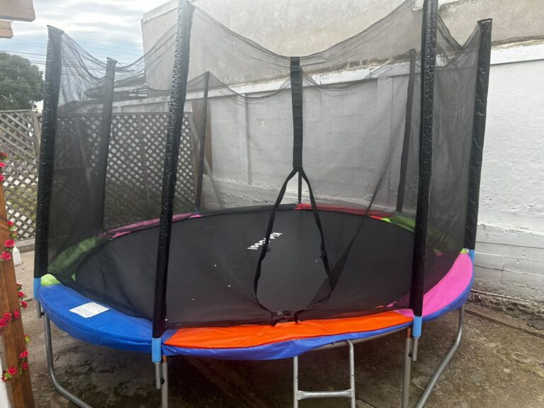 Zona de juego con cama elástica