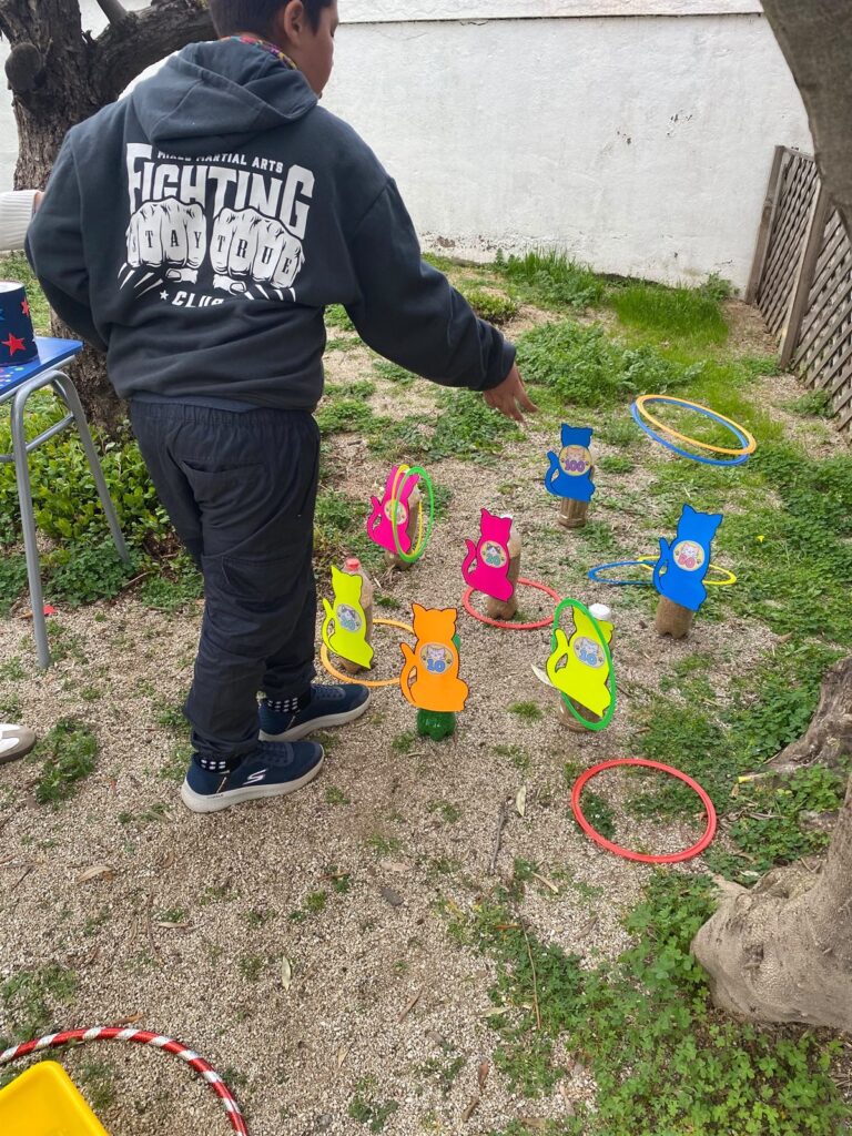 Niño jugando al aire libre en el patio