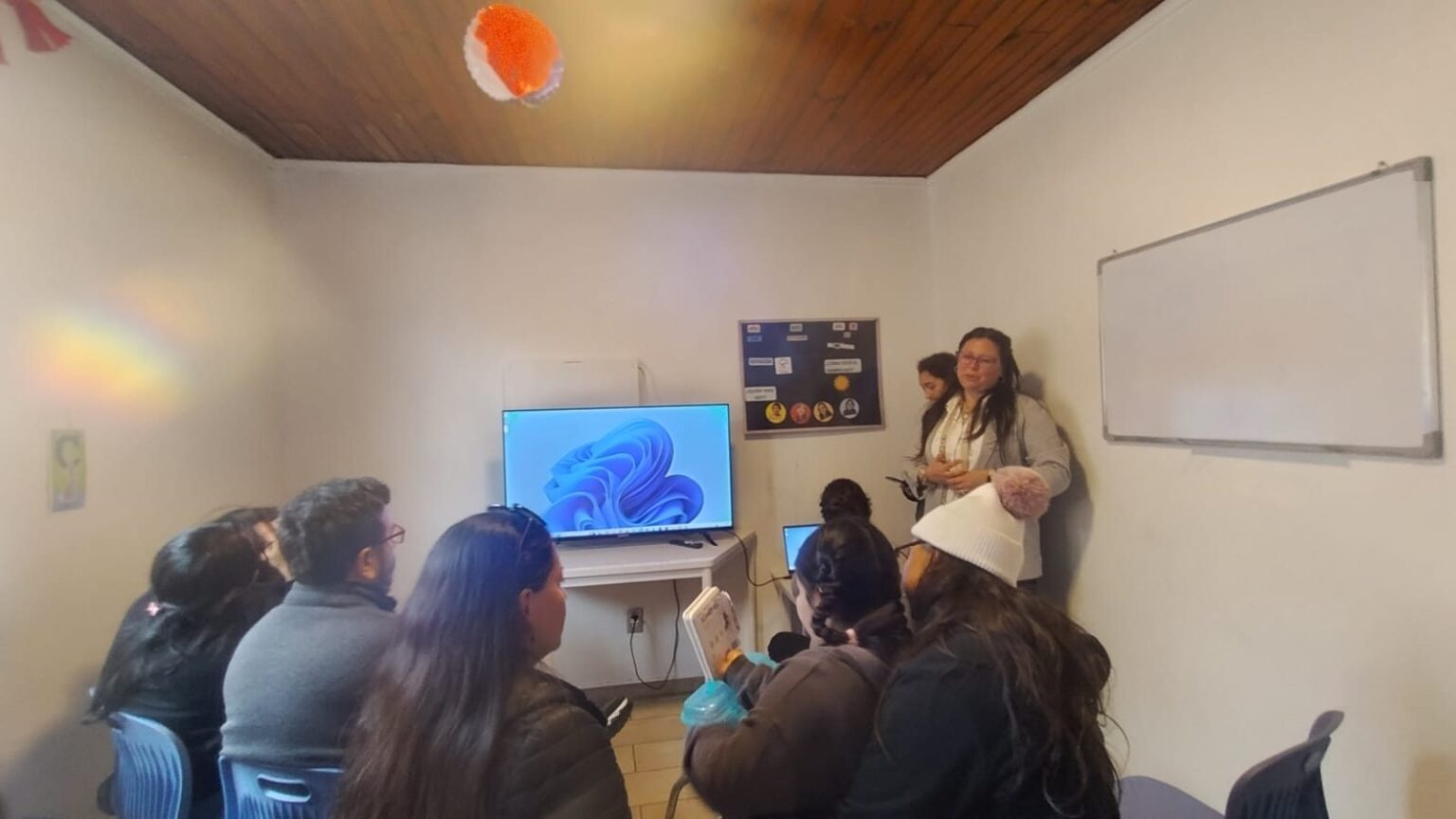 Familias reunidas en una charla en Crecer Autista